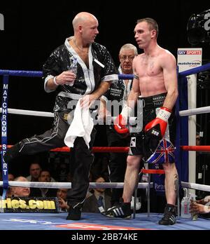 Colin Lynes (Hornchurch, short noir) est battu par Paul McCloskey (Dungié, short bleu) dans un concours de boxe pour le Ti léger-Welterweight britannique Banque D'Images