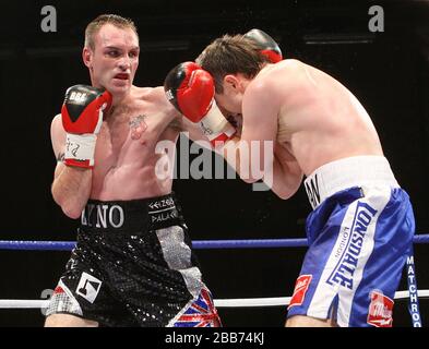 Colin Lynes (Hornchurch, short noir) est battu par Paul McCloskey (Dungié, short bleu) dans un concours de boxe pour le Ti léger-Welterweight britannique Banque D'Images