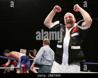 Colin Lynes (Hornchurch, short noir) est battu par Paul McCloskey (Dungié, short bleu) dans un concours de boxe pour le Ti léger-Welterweight britannique Banque D'Images