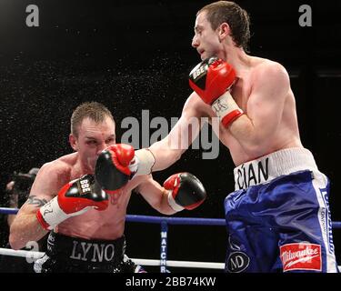 Colin Lynes (Hornchurch, short noir) est battu par Paul McCloskey (Dungié, short bleu) dans un concours de boxe pour le Ti léger-Welterweight britannique Banque D'Images