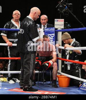 Colin Lynes (Hornchurch, short noir) est battu par Paul McCloskey (Dungié, short bleu) dans un concours de boxe pour le Ti léger-Welterweight britannique Banque D'Images