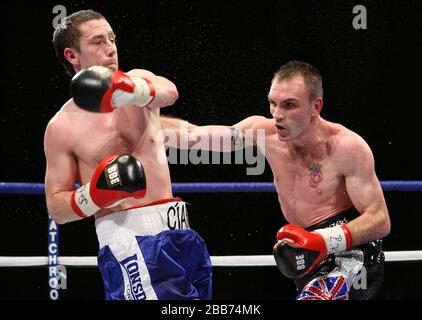 Colin Lynes (Hornchurch, short noir) est battu par Paul McCloskey (Dungié, short bleu) dans un concours de boxe pour le Ti léger-Welterweight britannique Banque D'Images