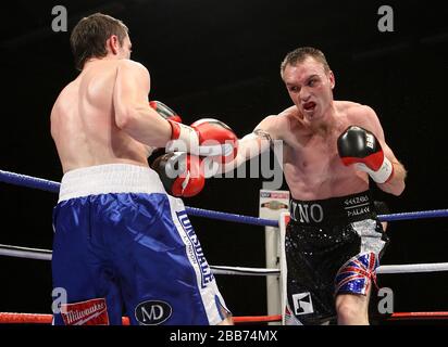 Colin Lynes (Hornchurch, short noir) est battu par Paul McCloskey (Dungié, short bleu) dans un concours de boxe pour le Ti léger-Welterweight britannique Banque D'Images