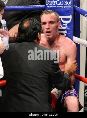 Colin Lynes (Hornchurch, short noir) est battu par Paul McCloskey (Dungié, short bleu) dans un concours de boxe pour le Ti léger-Welterweight britannique Banque D'Images