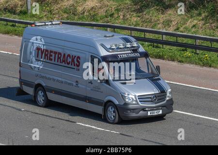 Tiretracks Ltd ; circulation routière au Royaume-Uni, transport routier, voiture Mercedes Benz argentée, routes et moteurs, circulation routière vers le sud sur l'autoroute Banque D'Images