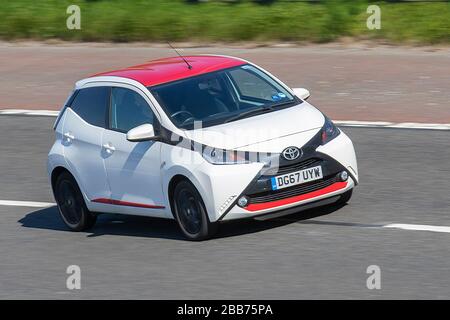 2017 Blanc rayé Rouge Blanc Toyota Aygo X-Press VVT-I; circulation automobile, transport, véhicules modernes, berline, véhicules, véhicules, véhicules, routes, moteurs, automobile vers le sud sur l'autoroute Banque D'Images