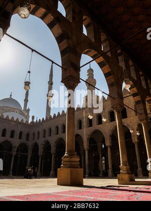 Le Caire, Egypte, février 2020 a pris du bas dans le patio intérieur d'une mosquée traditionnelle (Mosquée Al-Nasir Muhammad) au caire avec quelques colonnes Banque D'Images