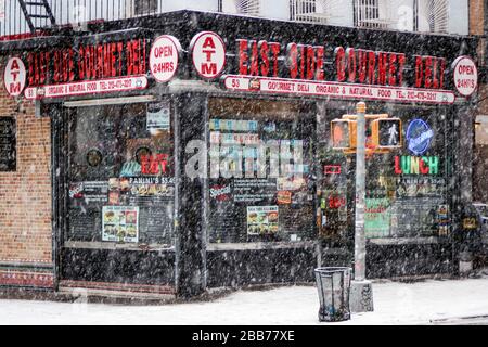 Maintenant fermé East Side Gourmet Deli au coin de 4th Street et 53 Avenue B pendant la neige lourde chute à Alphabet City, Manhattan, NYC, Etats-Unis Banque D'Images