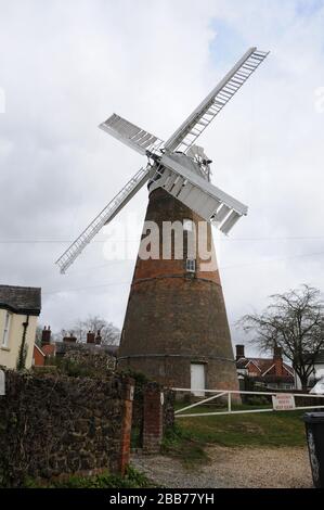 Windmill, Stansted Mountfitchet, Essex, est une tour ronde en brique rouge qui a été construite en 1787 pour Joseph Linsell. Banque D'Images