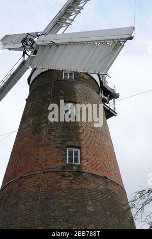 Windmill, Stansted Mountfitchet, Essex, est une tour ronde en brique rouge qui a été construite en 1787 pour Joseph Linsell. Banque D'Images