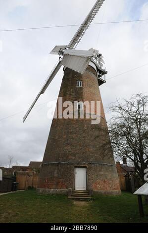 Windmill, Stansted Mountfitchet, Essex, est une tour ronde en brique rouge qui a été construite en 1787 pour Joseph Linsell. Banque D'Images