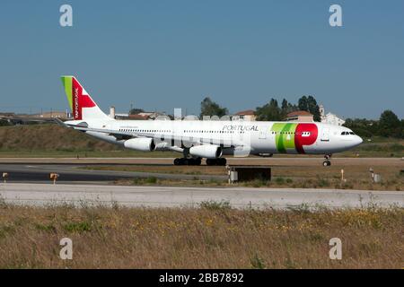 Lisbonne, Portugal. 12 mai 2013. UN ROBINET Air Portugal Airbus 340-300 vu sur la piste à l'aéroport de Lisbonne Humberto Delgado. Crédit: Fabrizio Gandolfo/SOPA Images/ZUMA Wire/Alay Live News Banque D'Images