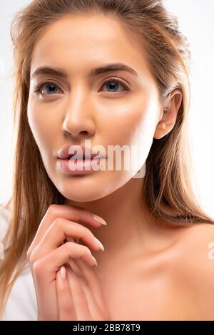 Jeune fille fraîche avec peau tendre, elle se soucie de sa beauté et de prendre des procédures de spa. Visage clair sans plis. Grandes lèvres, yeux bleus. Banque D'Images