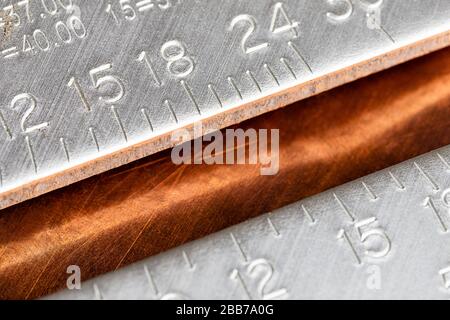 Une macro-image d'un carpentier ou d'un toit en aluminium bien utilisé sur une surface de travail en cuivre rayée et oxydée. Prise de vue pour copie avec pièce au cen Banque D'Images