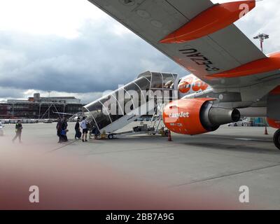 Easy Jet Bristol, North East Somerset, Royaume-Uni, 01/09/2019, Easy Jet Bristol Airport sur la piste et embarquement dans une compagnie aérienne Easyjet. Banque D'Images