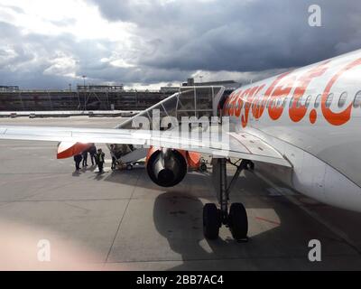 Easy Jet Bristol, North East Somerset, Royaume-Uni, 01/09/2019, Easy Jet Bristol Airport sur la piste et embarquement dans une compagnie aérienne Easyjet. Banque D'Images