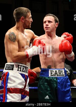 Henry Castle (Salisbury, short blanc/rouge) bat Graham Earl (Luton, short bleu) lors d'un concours de boxe léger au York Hall, Bethnal Green, promo Banque D'Images