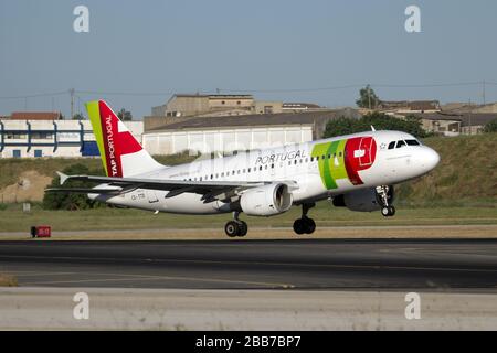 Lisbonne, Portugal. 12 mai 2013. Un TAP Air Portugal Airbus 319 quitte l'aéroport de Lisbonne Humberto Delgado. Crédit: Fabrizio Gandolfo/SOPA Images/ZUMA Wire/Alay Live News Banque D'Images