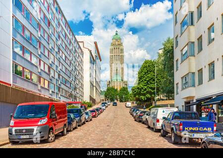 Helsinki - juin 2019, Finlande: Vue sur l'église Kallio (Kallion kirkko) et une rue avec des voitures garées Banque D'Images