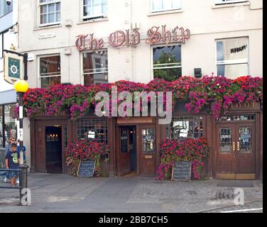 Le pub et restaurant Old Ship de Richmond, en Angleterre, est situé sur ce site du centre-ville depuis 1735, servant d'arrêt de scène entre Londres et Hampton court. Banque D'Images