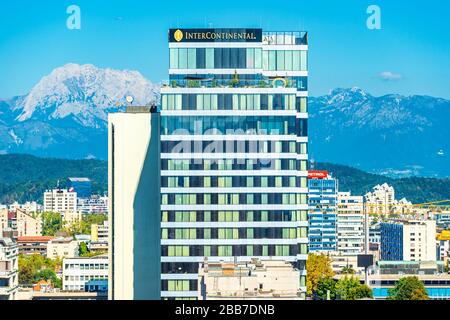 Ljubljana - septembre 2019, Slovénie : vue imprenable sur le bâtiment de l'hôtel Intercontinental avec des montagnes enneigées en arrière-plan Banque D'Images