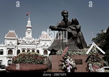 Bâtiment du Comité populaire du HCMC (Hôtel de Ville) et statue de Ho Chi Minh, Hoh Chi Minh Ville (Saigon), Vietnam, Asie Banque D'Images