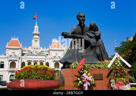 Bâtiment du Comité populaire du HCMC (Hôtel de Ville) et statue de Ho Chi Minh, Hoh Chi Minh Ville (Saigon), Vietnam, Asie Banque D'Images