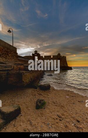 Coucher de soleil au Castillo de San Sebastian à Cadix, Andalousie, Espagne. Banque D'Images