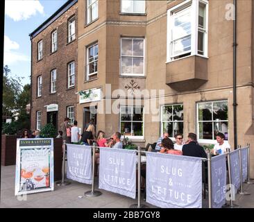 Un dimanche après-midi ensoleillé au café de la rivière Slug & laitue, Richmond upon Thames, Surrey, Angleterre. Banque D'Images