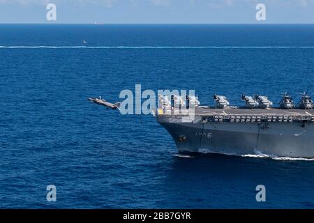 Un chasseur furtif F-35 B Lightning II, affecté à la 31ème unité expéditionnaire maritime, part du pont du navire d'assaut amphibie de classe américaine USS America lors d'opérations de routine le 13 mars 2020 en mer de Chine méridionale. Banque D'Images