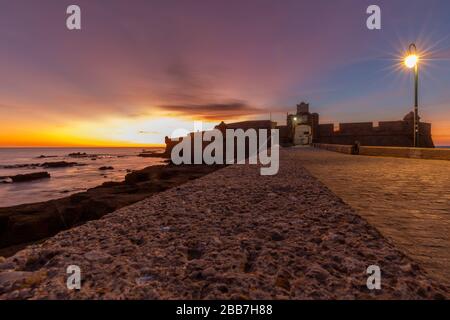 Coucher de soleil au Castillo de San Sebastian à Cadix, Andalousie, Espagne. Banque D'Images