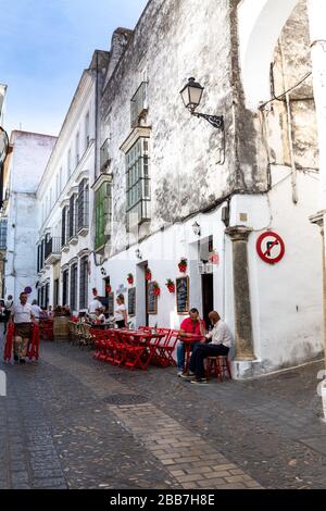 Tables d'un restaurant dans la rue à Arcos de la Frontera, l'une des célèbres villes blanches d'Andalousie, Espagne. Banque D'Images