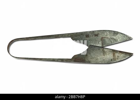 les vieux ciseaux de collection sont coupés sur fond blanc Banque D'Images
