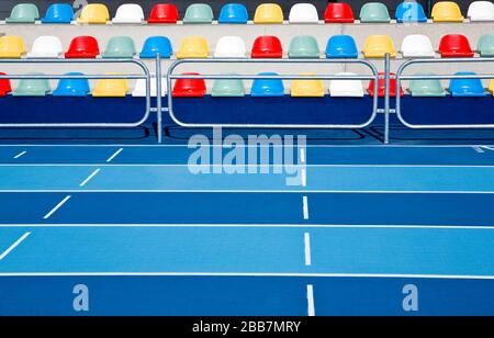 Piste de course et sièges colorés pour les spectateurs Banque D'Images