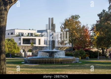 Ce complexe résidentiel moderne se trouve dans le centre des murs historiques de la ville et dans le parc de Schweinfurt Banque D'Images