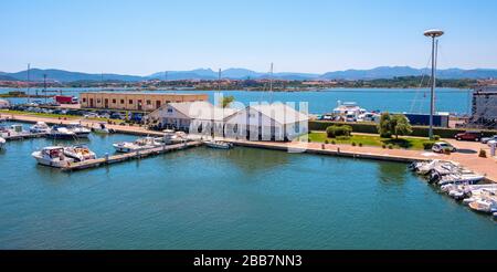 Olbia, Sardaigne / Italie - 2019/07/21: Vue panoramique sur le port d'Olbia et le port de plaisance avec piers et la côte de mer Tyrrhénienne dans la vieille ville historique Banque D'Images