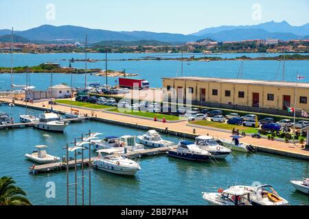 Olbia, Sardaigne / Italie - 2019/07/21: Vue panoramique sur le port d'Olbia et le port de plaisance avec piers et la côte de mer Tyrrhénienne dans la vieille ville historique Banque D'Images