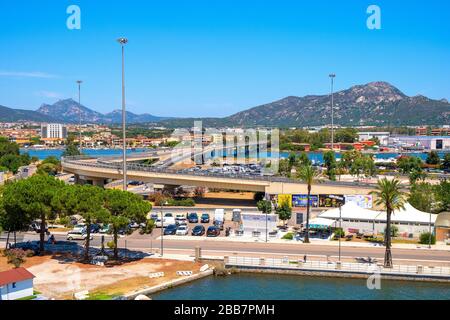 Olbia, Sardaigne / Italie - 2019/07/21: Vue panoramique sur le port d'Olbia et la marina de bateaux avec piers et la côte de mer Tyrrhénienne avec les collines de Cabu Abbas Banque D'Images