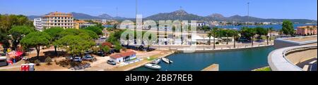 Olbia, Sardaigne / Italie - 2019/07/21: Vue panoramique sur le port d'Olbia et la marina de bateaux avec piers et la côte de mer Tyrrhénienne avec les collines de Cabu Abbas Banque D'Images