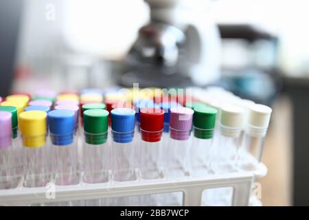 Les tubes à essai avec bouchons colorés sont en laboratoire Banque D'Images