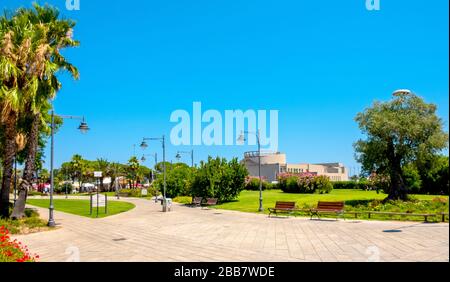 Olbia, Sardaigne / Italie - 2019/07/21: Vue panoramique sur le parc public Olbia - Giardini Veneto - à Port et à yacht marina dans la vieille ville historique Banque D'Images