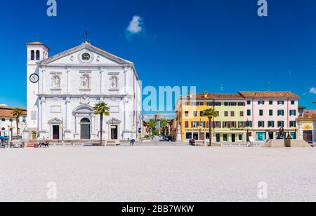 Palmanova - avril 2016, Italie : place centrale dans la forteresse de Palmanova, vue sur la cathédrale et les maisons colorées de style traditionnel Banque D'Images