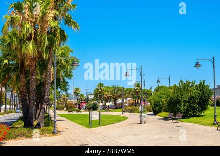 Olbia, Sardaigne / Italie - 2019/07/21: Vue panoramique sur le parc public Olbia - Giardini Veneto - à Port et à yacht marina dans la vieille ville historique Banque D'Images