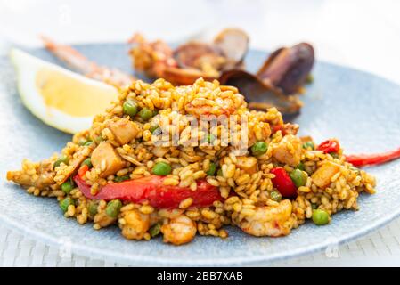 Portion de paella de fruits de mer très savoureuse dans la plaque Banque D'Images