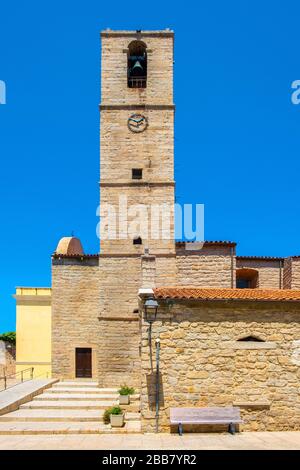 Olbia, Sardaigne / Italie - 2019/07/21: Église Saint-Paul Apôtre - Chiesa di San Paolo Apostolo - et Sainte-Croix - Oratorio di Santa Croce Banque D'Images