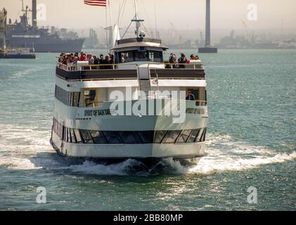 SAN DIEGO, CALIFORNIE, États-Unis - MARS 2009: Les touristes sur une croisière dans le port sur le bateau Spirit of San Diego Banque D'Images