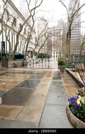 Bryant Park est déserté en raison de la pandémie COVID-19, mars 2020, New York City, États-Unis Banque D'Images