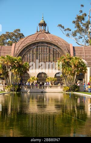 SAN DIEGO, CALIFORNIE, États-Unis - AVRIL 2009: Bâtiment décoratif et étang ornemental dans le Balboa Park de la ville Banque D'Images