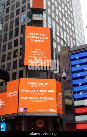 Grand panneau LED encourageant la coopération lors des sanctions contre le coronavirus, Times Square, New York City, États-Unis Banque D'Images