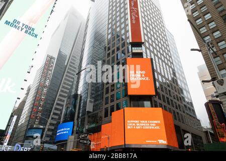 Grand panneau LED encourageant la coopération lors des sanctions contre le coronavirus, Times Square, New York City, États-Unis Banque D'Images